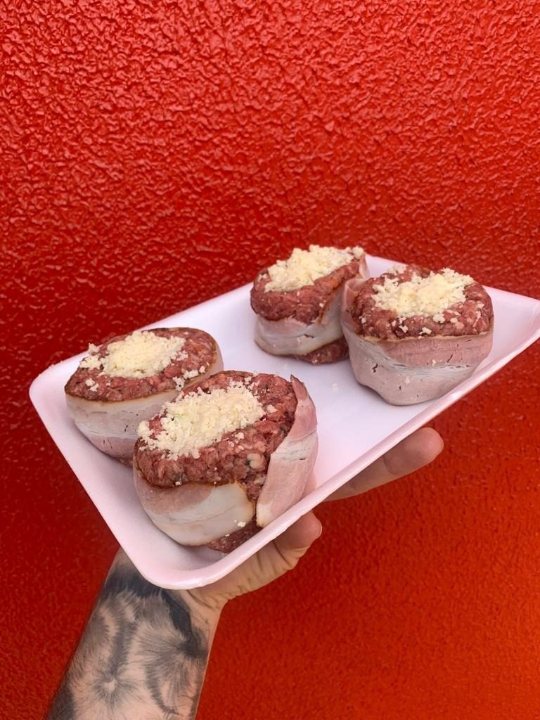 Rolinhos recheados envoltos em bacon